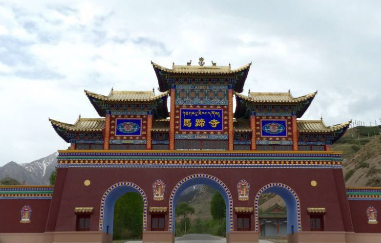 懸崖頂馬蹄寺：集石窟藝術(shù)裕固族風情于一體！
  第1張